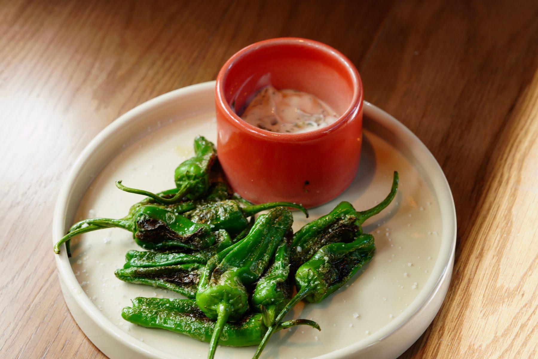Pimientos de Padrón mit grobem Salz und Aioli