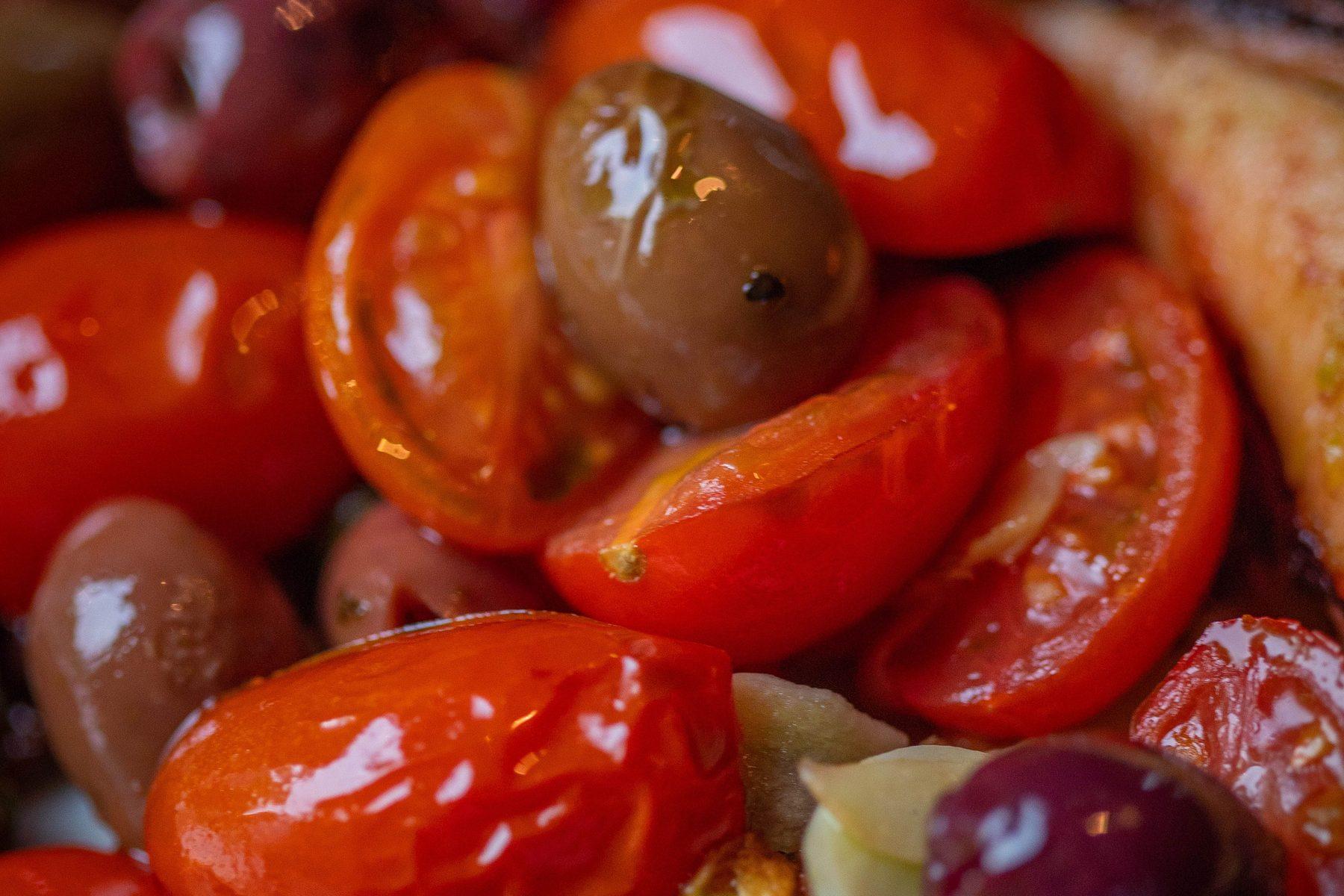 Tomaten-Oliven-Salat zu gegrilltem Fisch